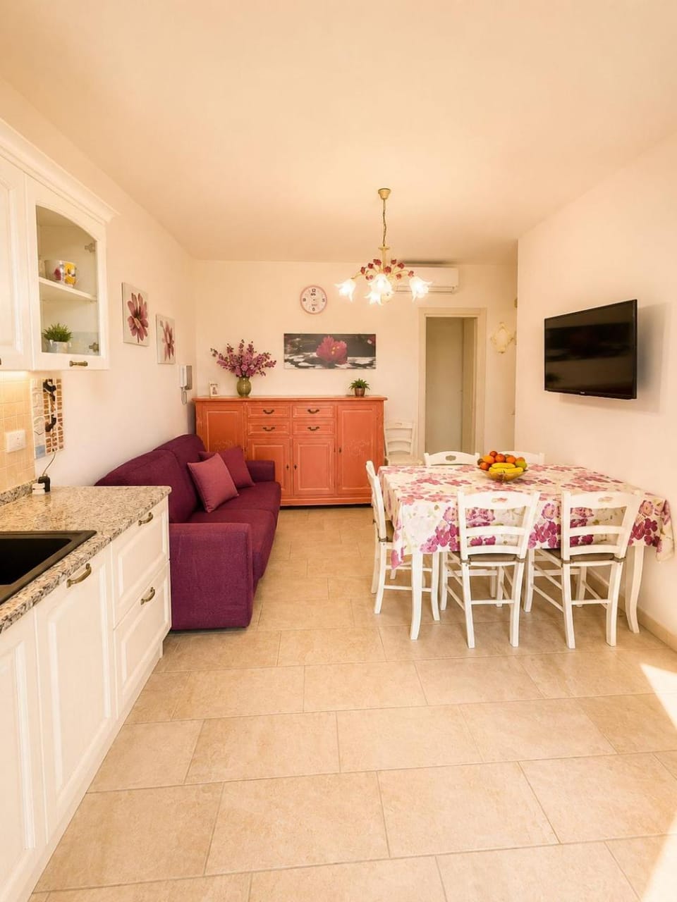 TV and multimedia, Kitchen or kitchenette, Living room, Seating area, Dining area, stove