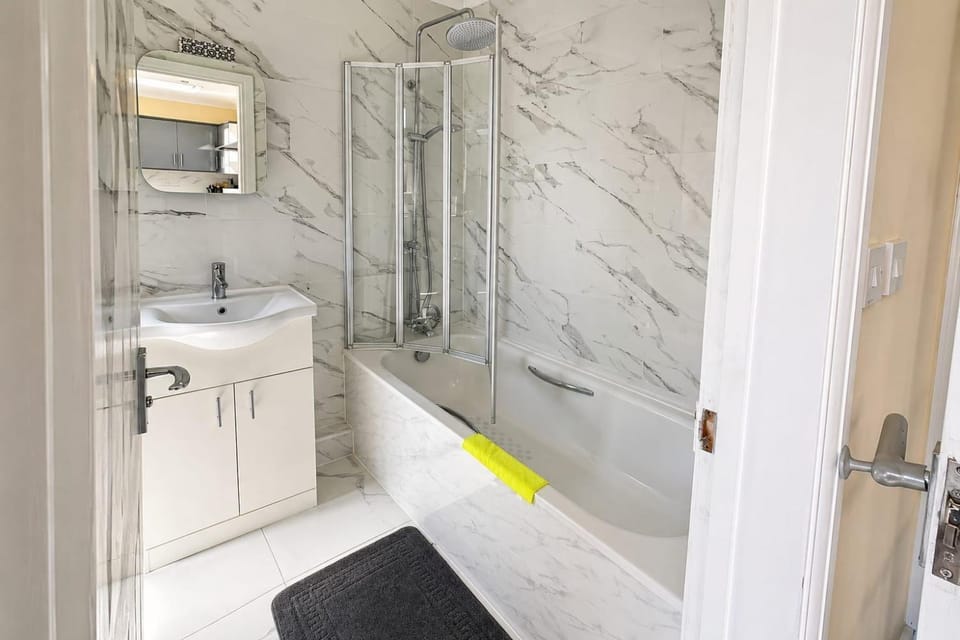 Shower, Bathroom, Bath, towels, acessibility
