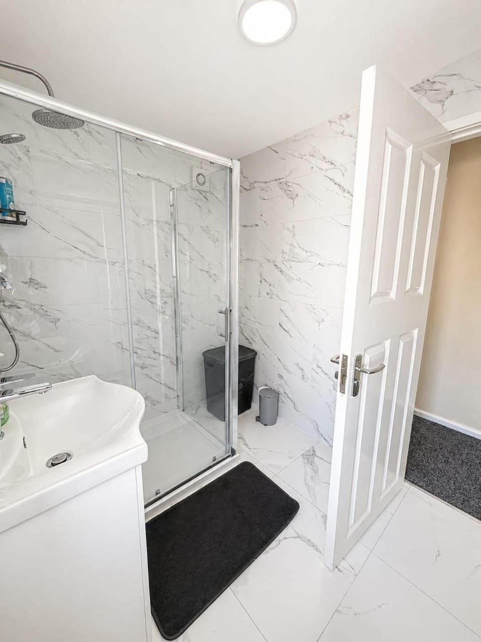 Shower, Toilet, Bathroom, Decorative detail, towels, acessibility