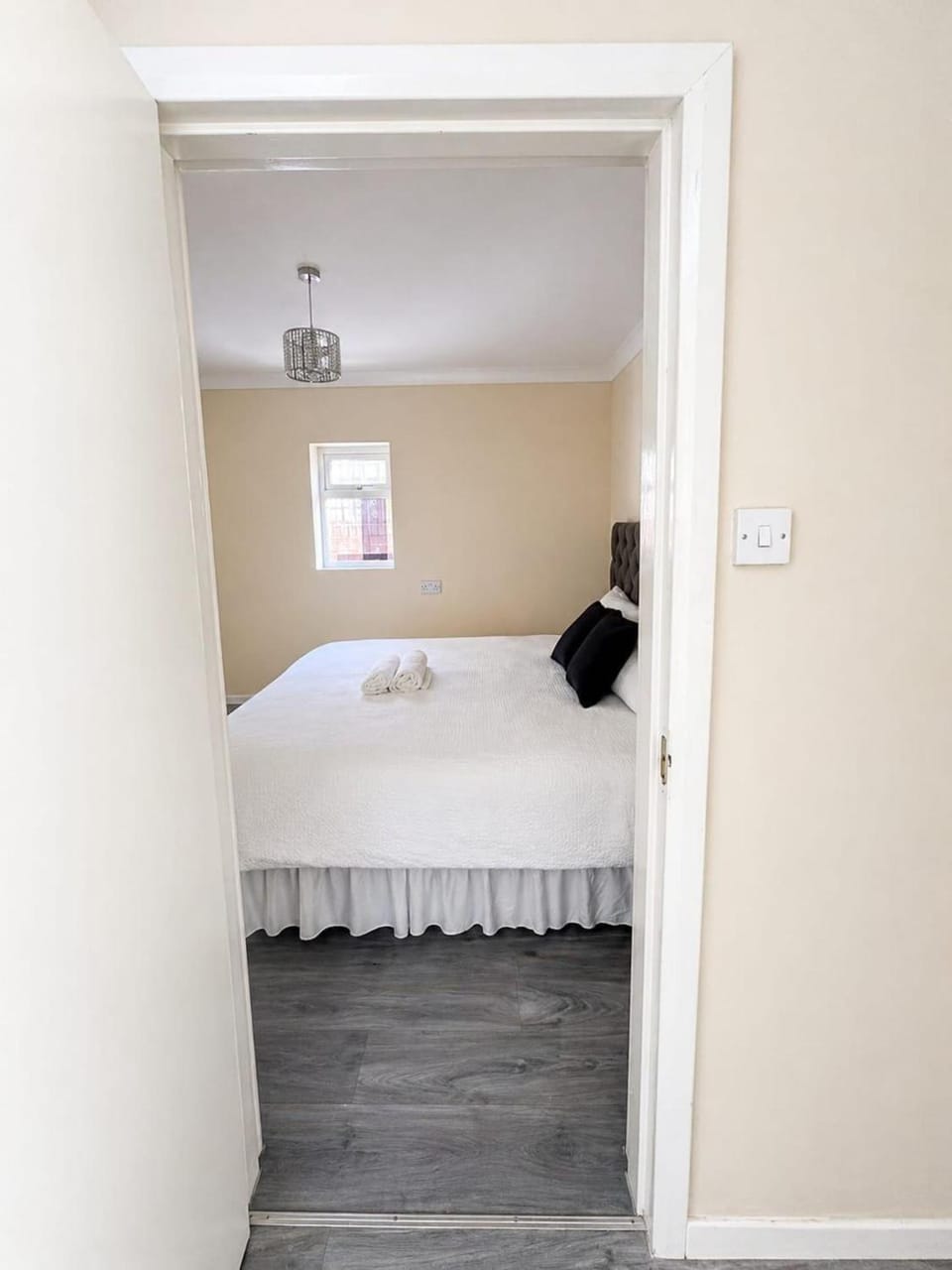 Bed, Photo of the whole room, Bedroom, towels, acessibility