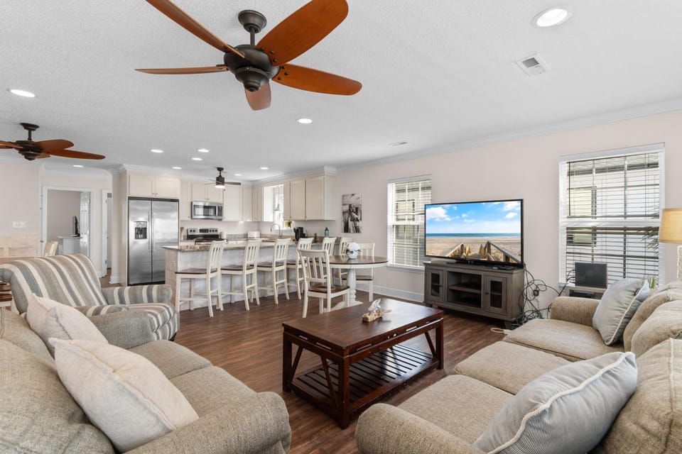 TV and multimedia, Kitchen or kitchenette, Living room, Seating area, Dining area, furniture