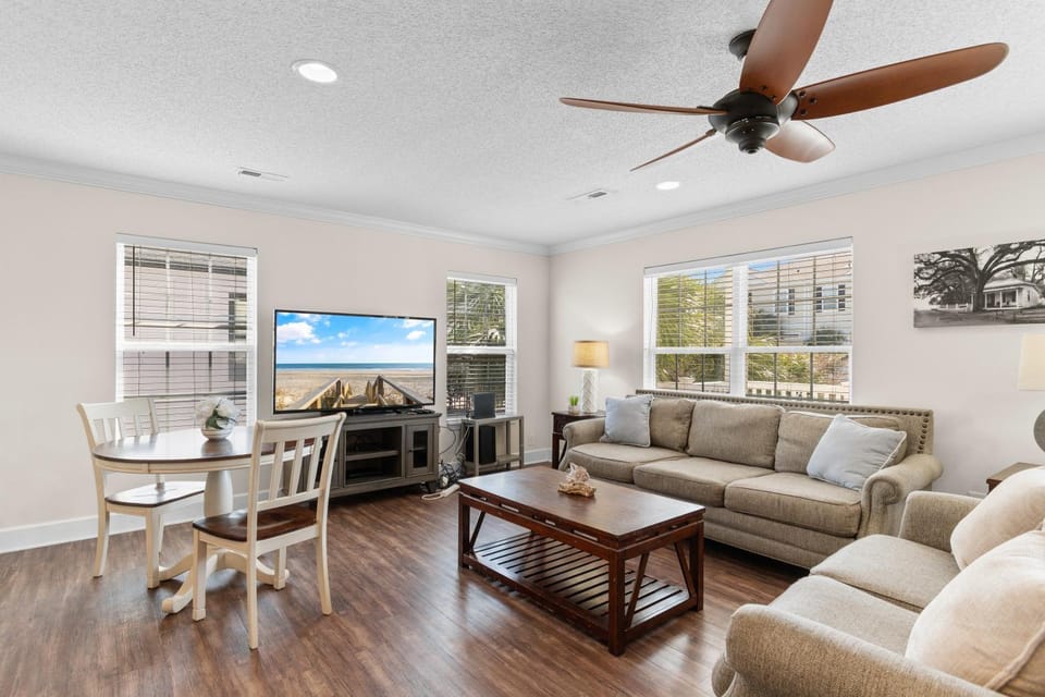 TV and multimedia, Living room, Seating area, Dining area, furniture