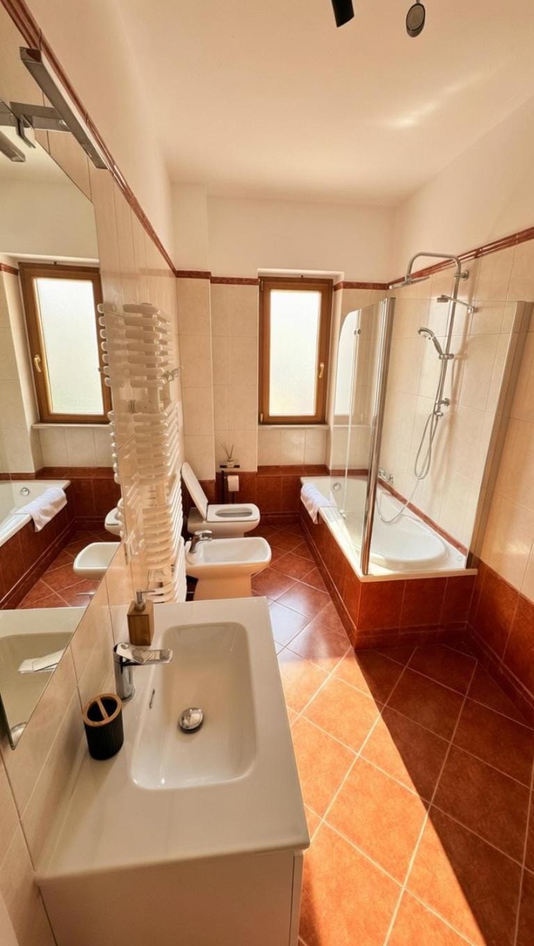 Bathroom, Photo of the whole room, towels