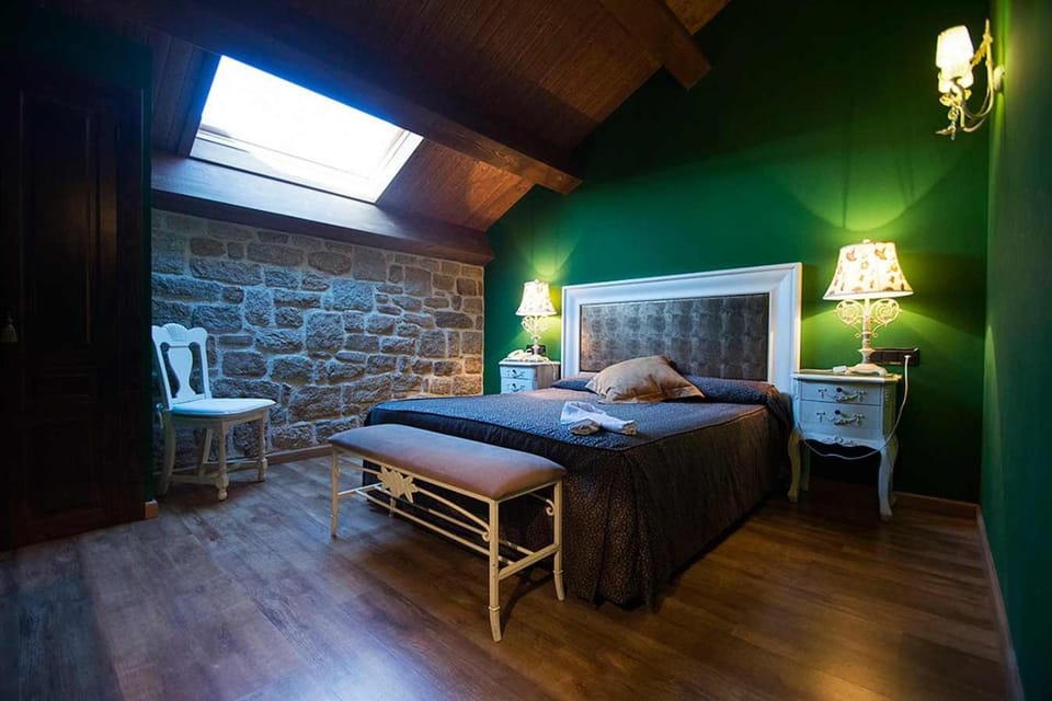 Shower, Bathroom, TV and multimedia, Photo of the whole room, Decorative detail, Bedroom