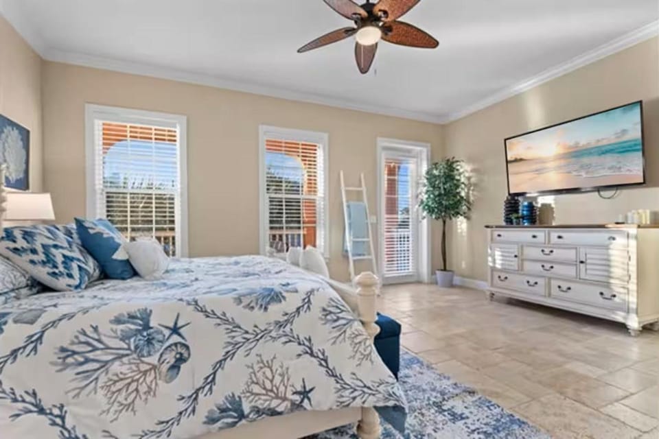 Sunkissed Stays w Screened-in Pool & Hot Tub, Steps to the Beach PCBV Country House in Palm Coast