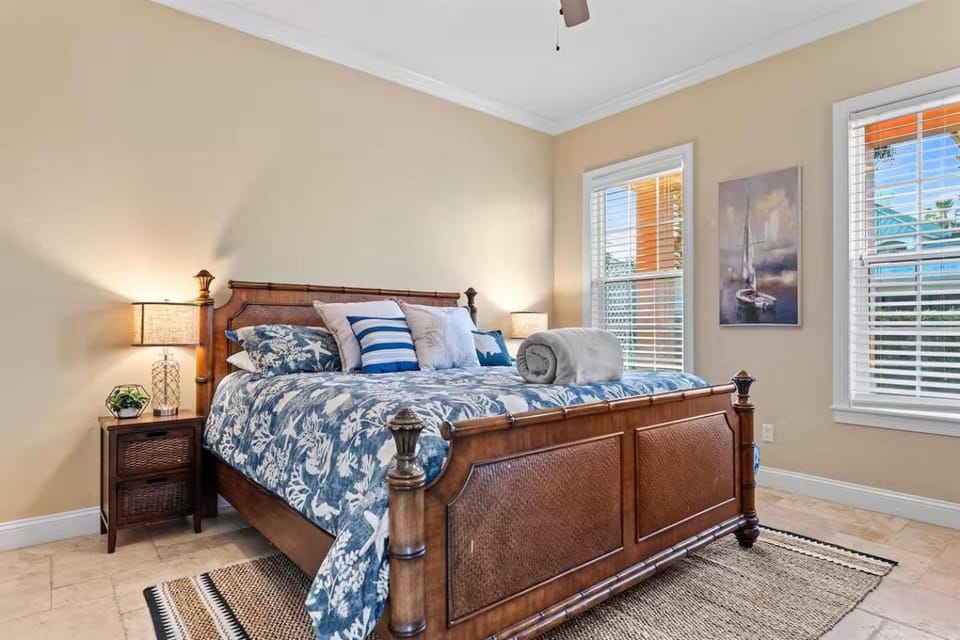 Sunkissed Stays w Screened-in Pool & Hot Tub, Steps to the Beach PCBV Country House in Palm Coast