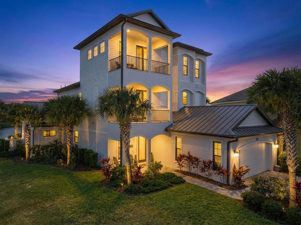 Luxury 5BR Home w Private Pool & Lake Views Legacy 5-Star Home PCBV Country House in Palm Coast