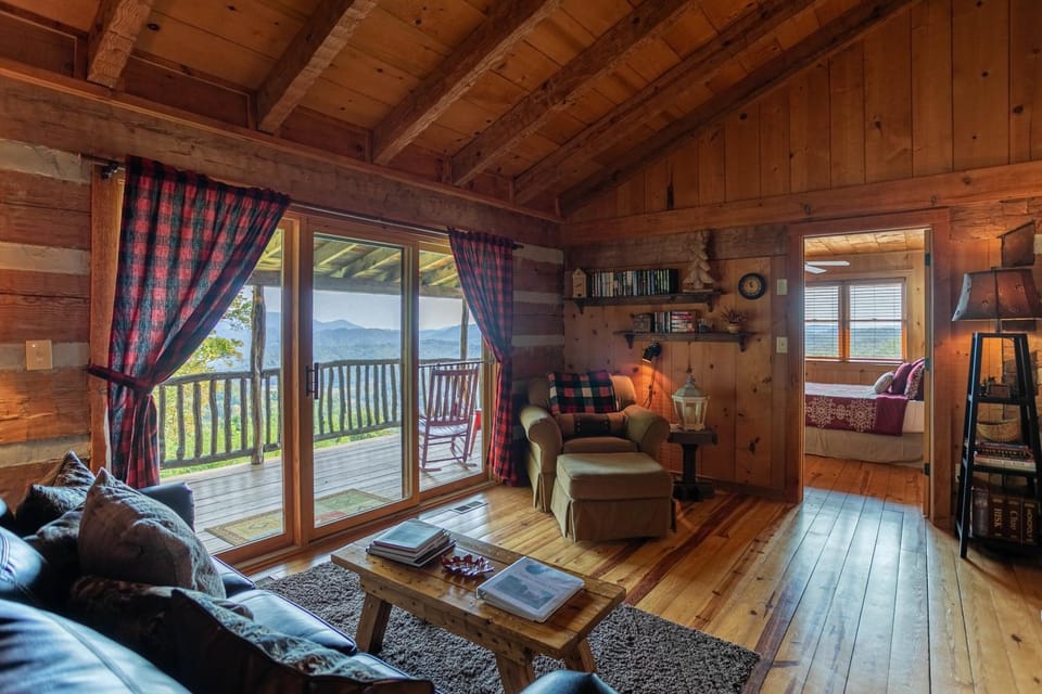 1 Million Dollar View Hot Tub Theater Room Pool Table Air Hockey 10min to Banner Elk House in Watauga