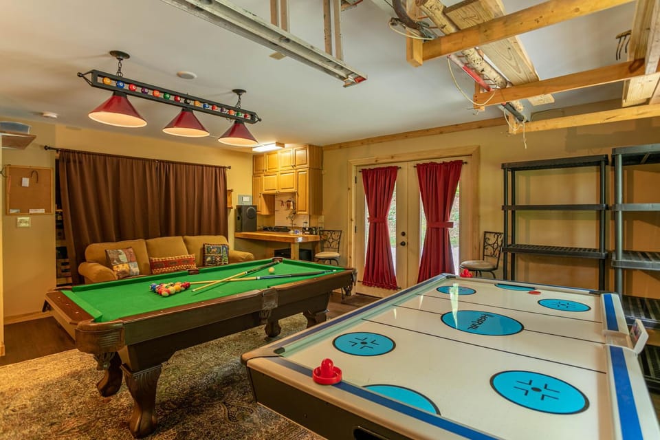 1 Million Dollar View Hot Tub Theater Room Pool Table Air Hockey 10min to Banner Elk House in Watauga
