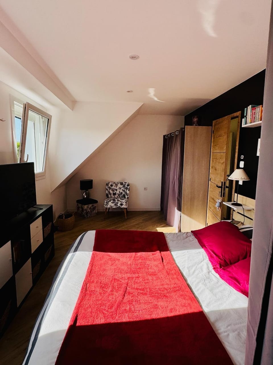Photo of the whole room, Bedroom