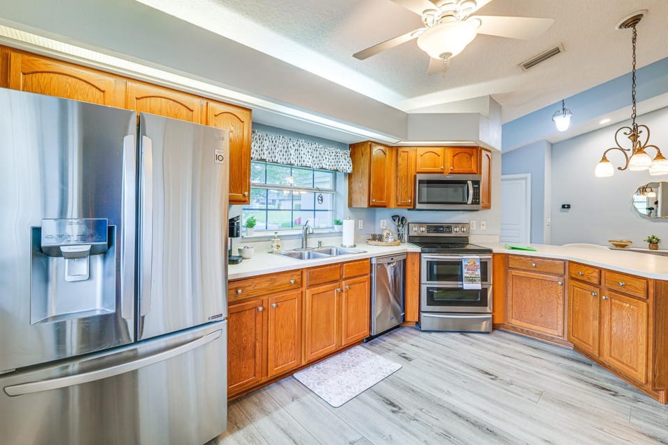 Heart of Lake County! Family Escape w/ Lanai, Pool House in Tavares