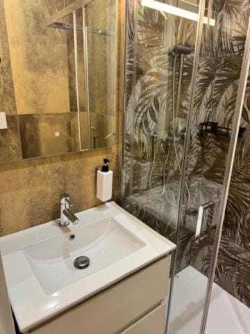 Shower, Bathroom
