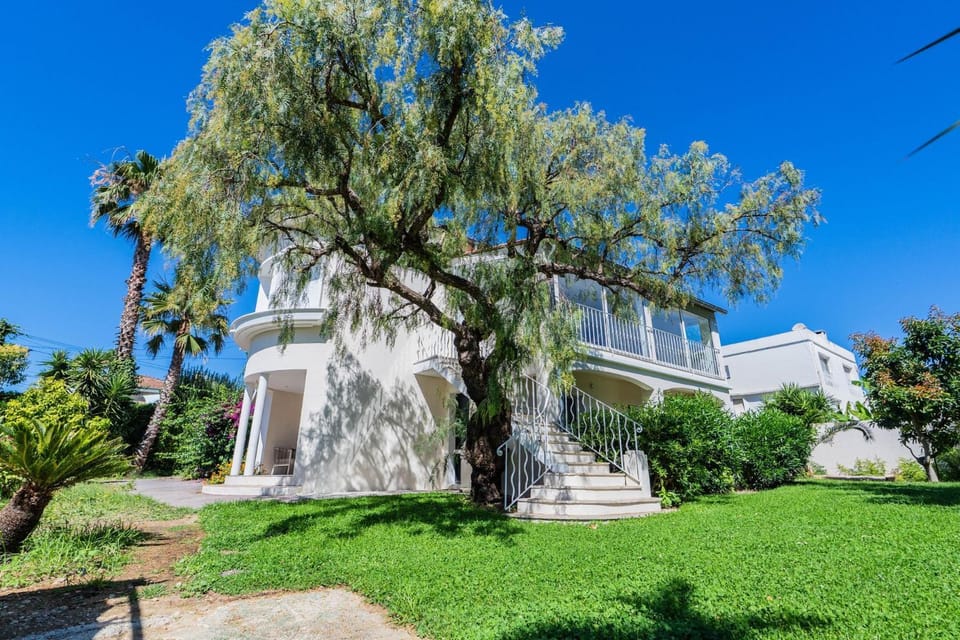 Villa 5 ch. Mer et Rivière entre Nice & Cannes Villa in Cagnes-sur-Mer