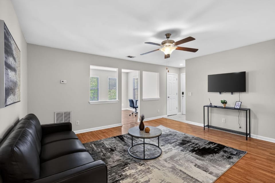 Elegant 2 Bed 2 Bath Retreat Apartment in Savannah