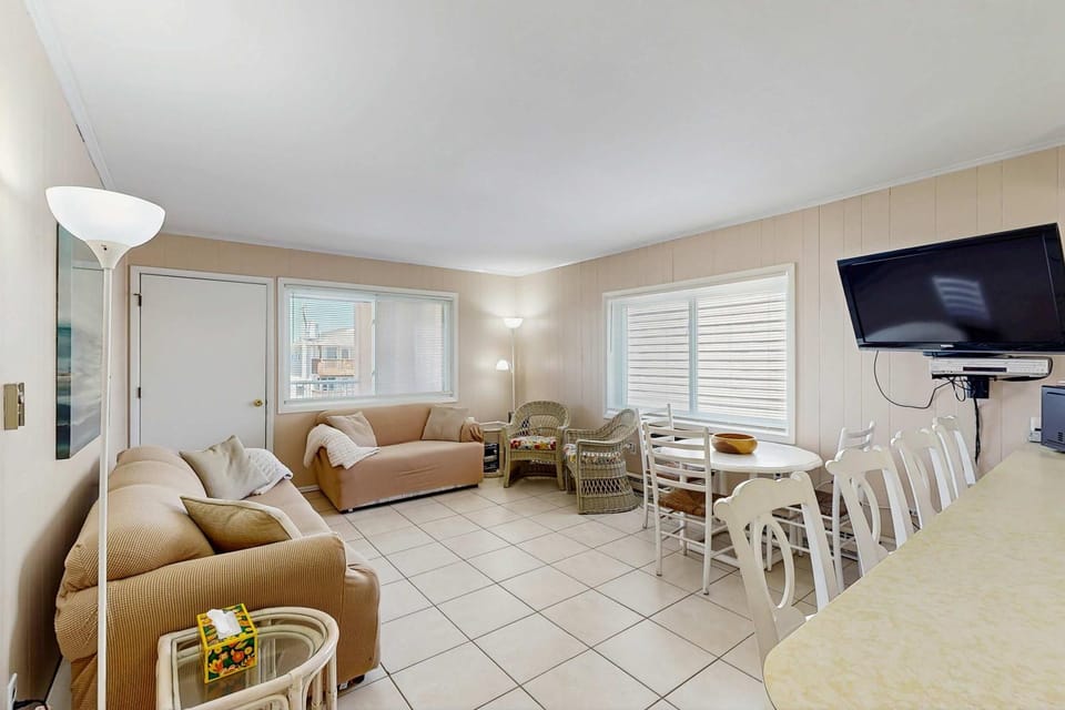 Severn 308 Oceanblock Condo walk to Beaches House in Ocean City