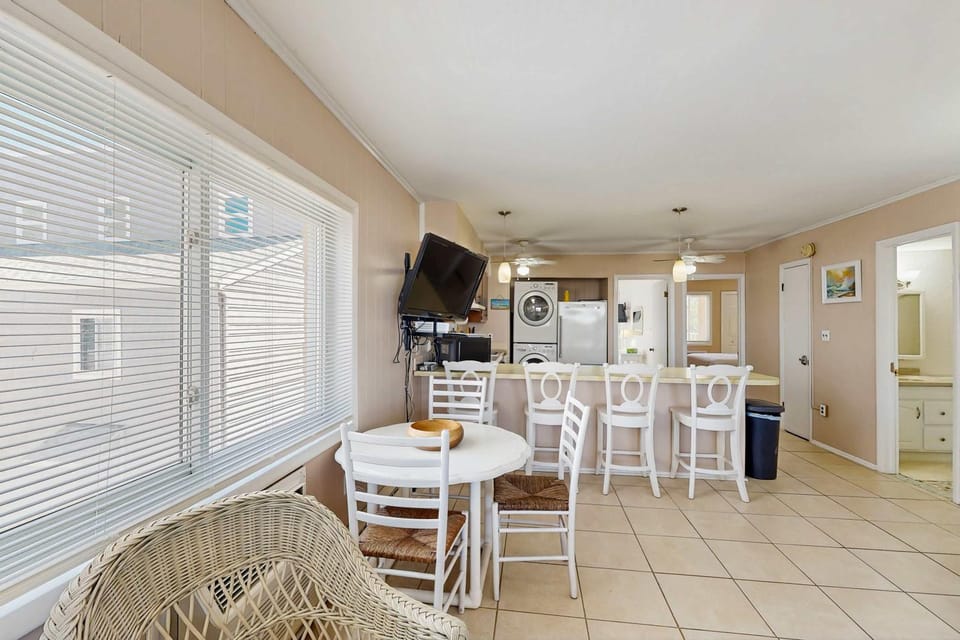Severn 308 Oceanblock Condo walk to Beaches House in Ocean City
