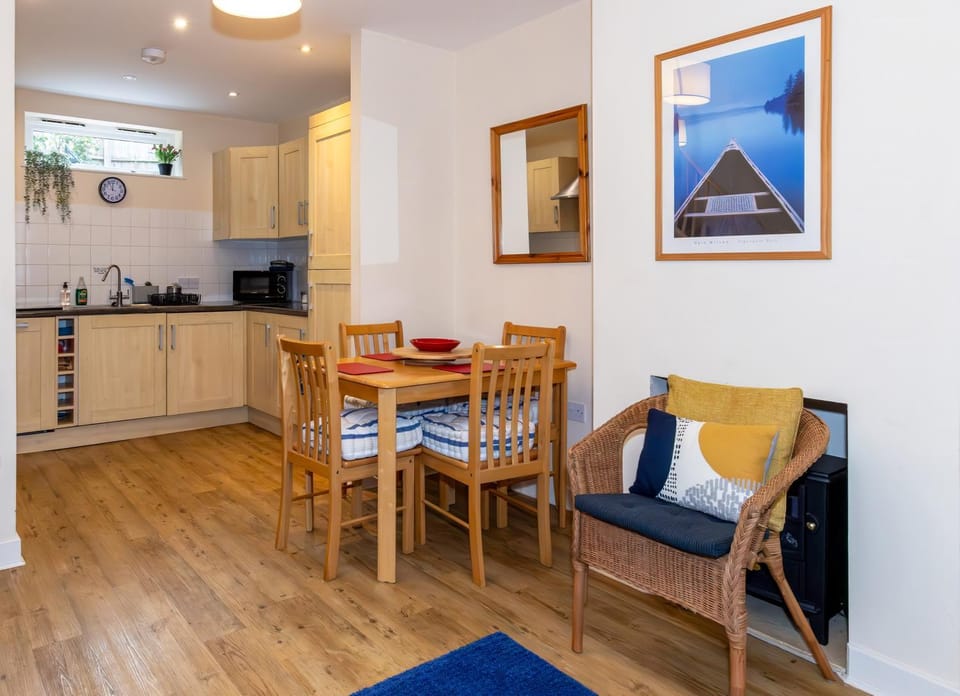 Kitchen or kitchenette, Living room, Seating area, Dining area, stove
