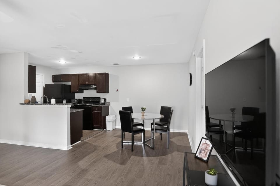 Comfortable 2BR Home Away Stay Apartment in Savannah