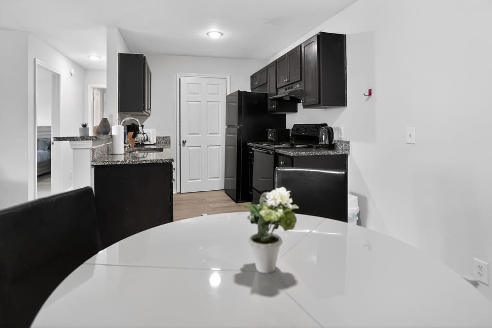 Comfortable 2BR Home Away Stay Apartment in Savannah