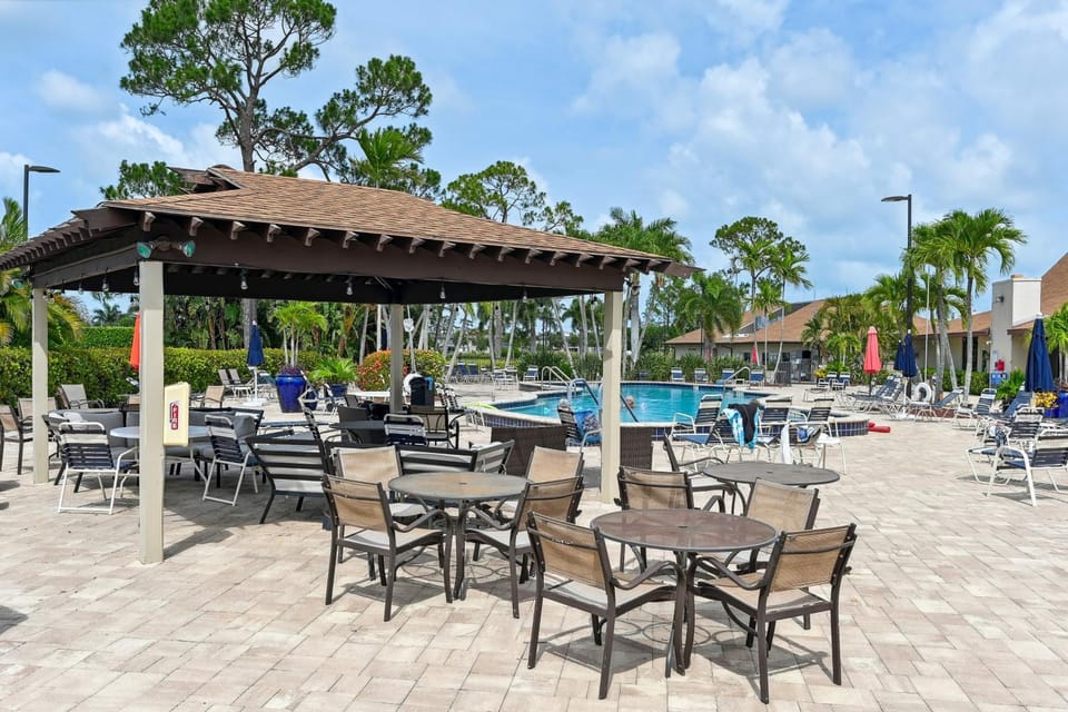 4 Mi to Beach: Country Club Condo w/ Pool Access! House in East Naples