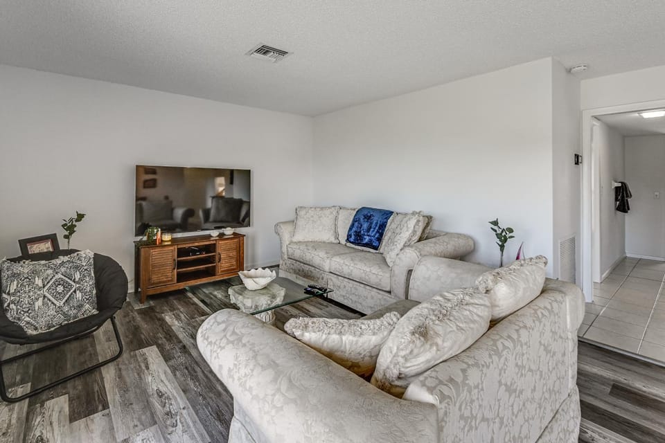 4 Mi to Beach: Country Club Condo w/ Pool Access! House in East Naples