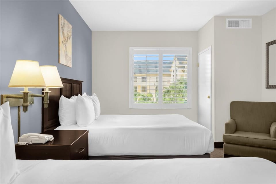 Bed, Photo of the whole room, Seating area, Bedroom