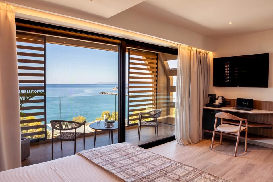 Bed, Natural landscape, TV and multimedia, View (from property/room), Balcony/Terrace, Living room, Sea view