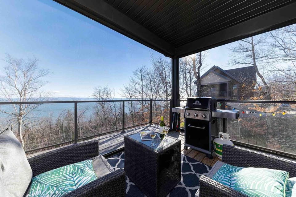 Le Meridien de Charlevoix 35: River View & Hot Tub Chalet in Baie-Saint-Paul