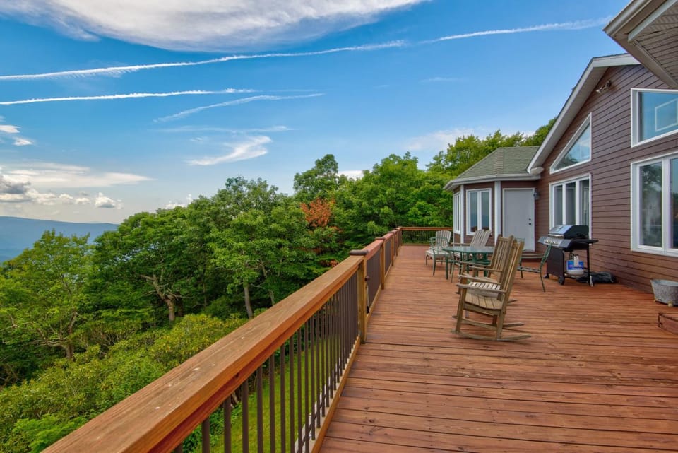 Shooting Star Lodge House in Brushy Fork
