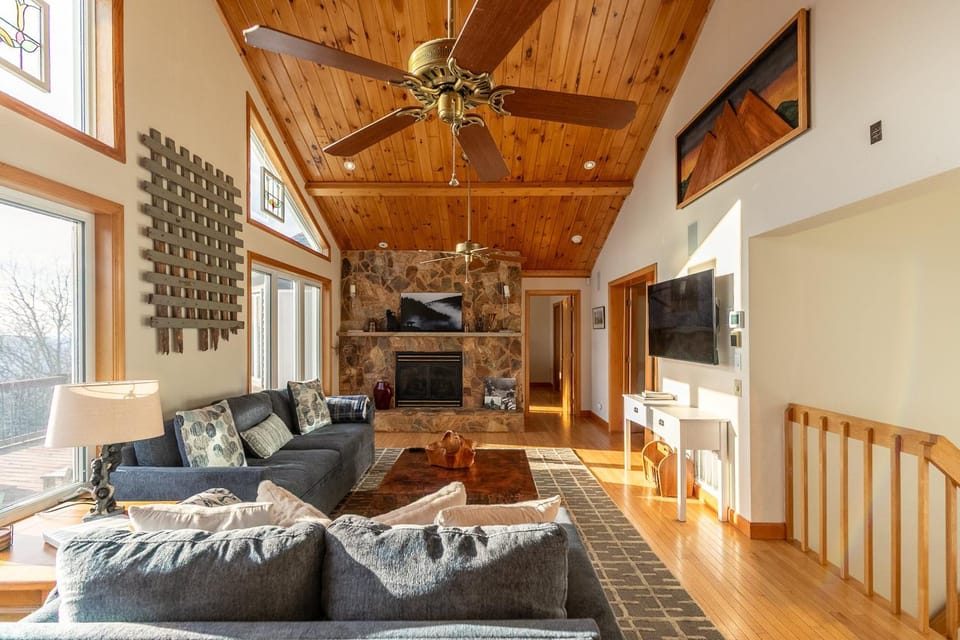 Shooting Star Lodge House in Brushy Fork