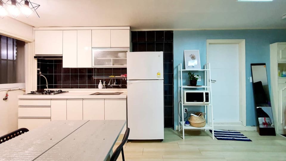 Kitchen or kitchenette, Dining area, pet friendly