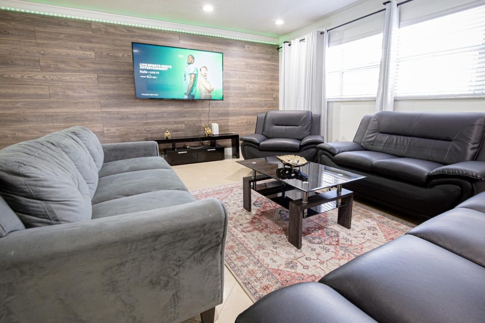 Spacious 5-Bedroom House with Pool in North Miami House in Ojus