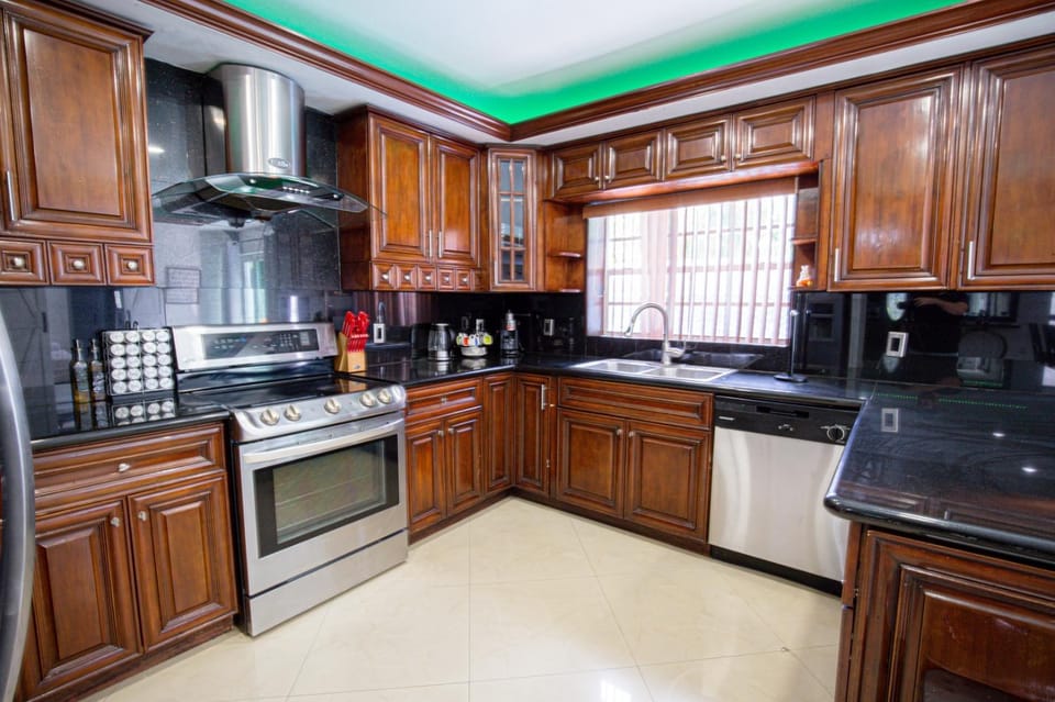 Spacious 5-Bedroom House with Pool in North Miami House in Ojus