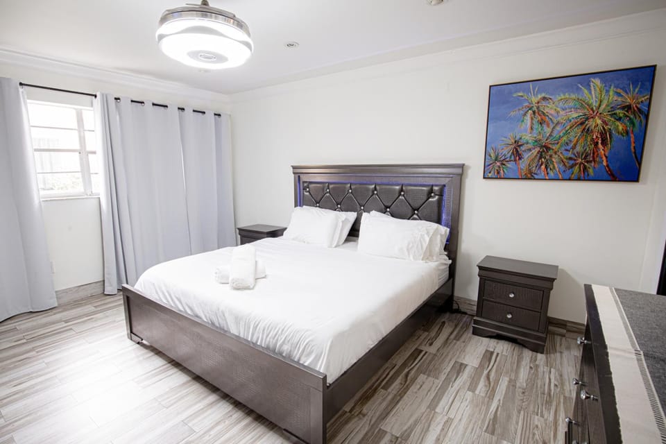 Spacious 5-Bedroom House with Pool in North Miami House in Ojus