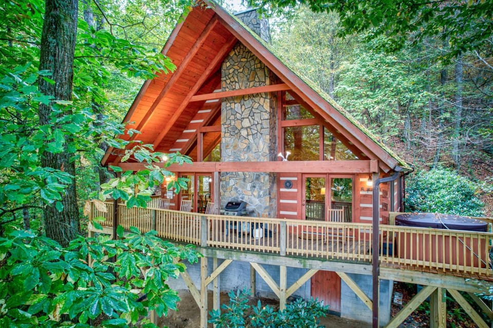 Farallon - Cozy Cabin with hot tub fire pit wood fireplace Cabin in Seven Devils