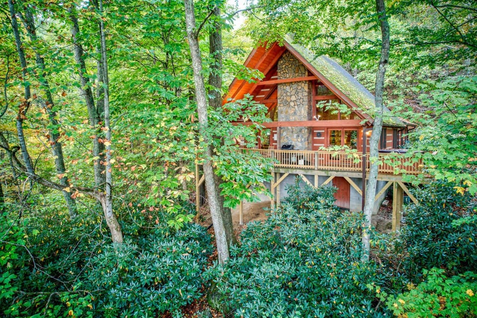 Farallon - Cozy Cabin with hot tub fire pit wood fireplace Cabin in Seven Devils
