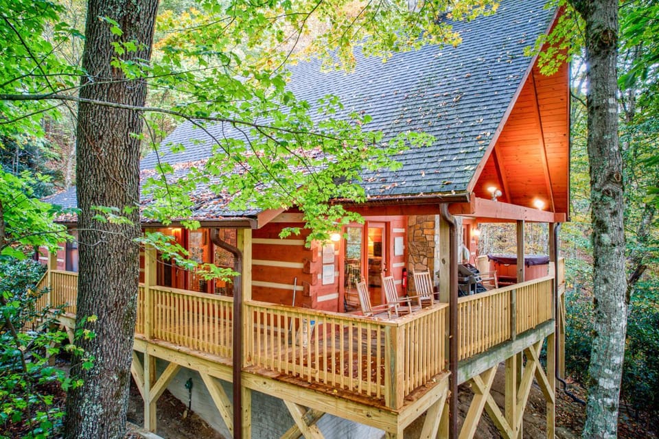 Farallon - Cozy Cabin with hot tub fire pit wood fireplace Cabin in Seven Devils