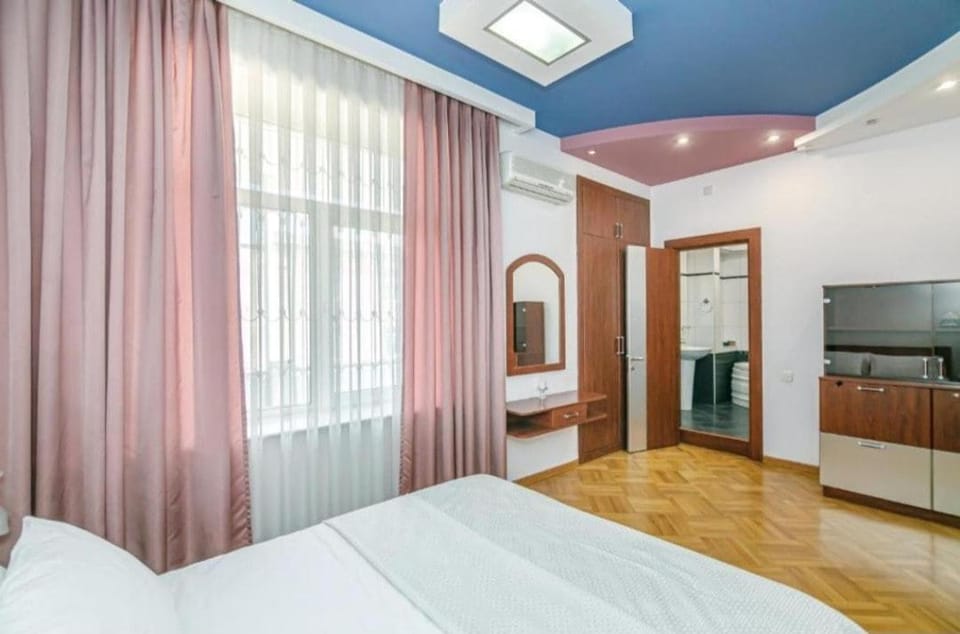 Fountain Square Grand Suite 2 Living Rooms 3 Bath Apartment in Baku