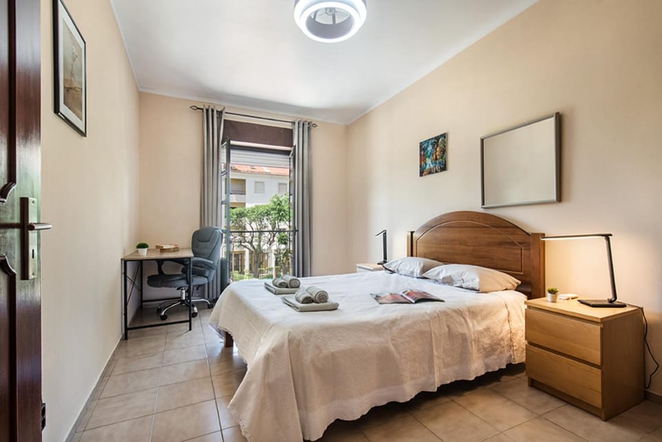 Bed, Photo of the whole room, Seating area, Bedroom, towels