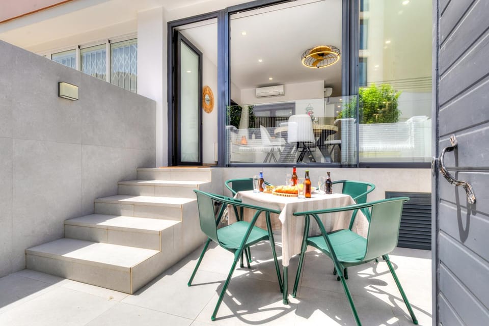 Patio, Day, Balcony/Terrace, Living room, Seating area, Dining area