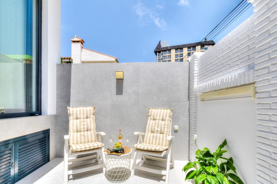Patio, Day, Balcony/Terrace, sunbed