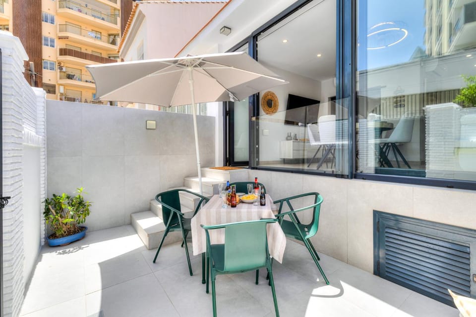 Patio, Day, Balcony/Terrace, Dining area, sunbed