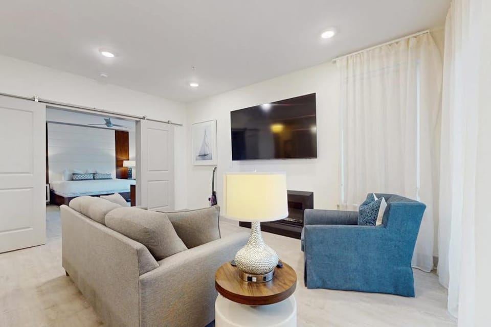 Modern condo with pool hot tub gym wrap-around balcony & AC House in Inlet Beach