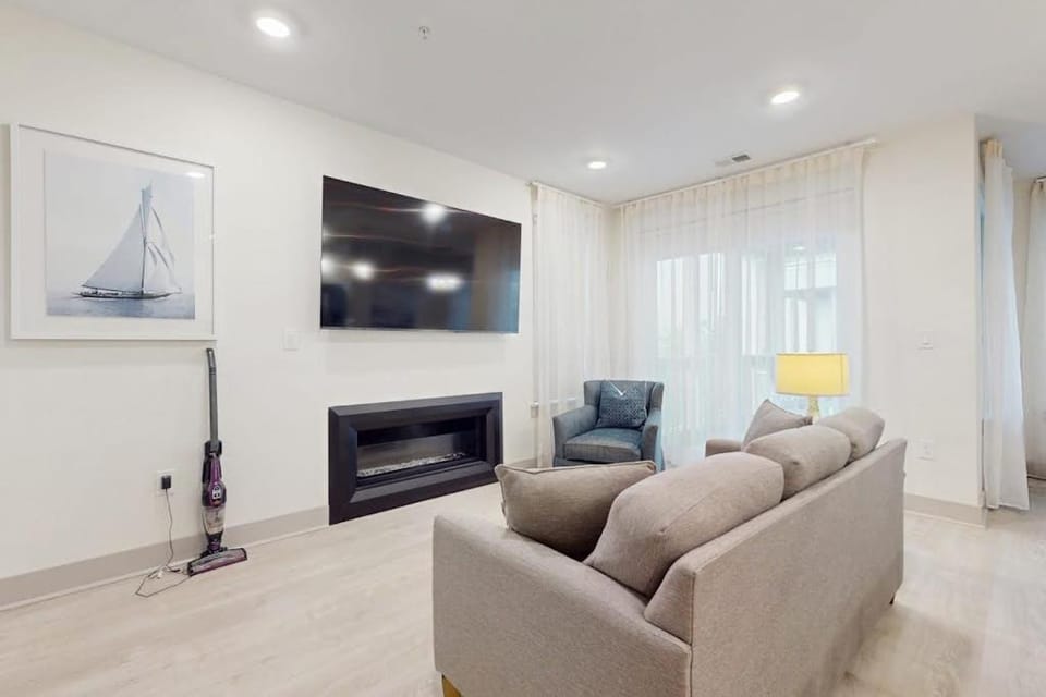 Modern condo with pool hot tub gym wrap-around balcony & AC House in Inlet Beach