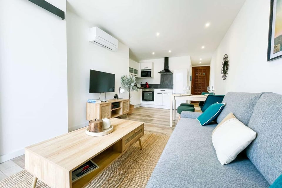 Communal lounge/ TV room, TV and multimedia, Kitchen or kitchenette, Living room, Seating area, Dining area, air conditioner
