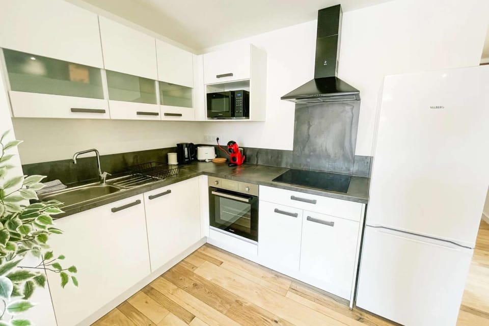 Kitchen or kitchenette, oven, pet friendly, stove, toaster