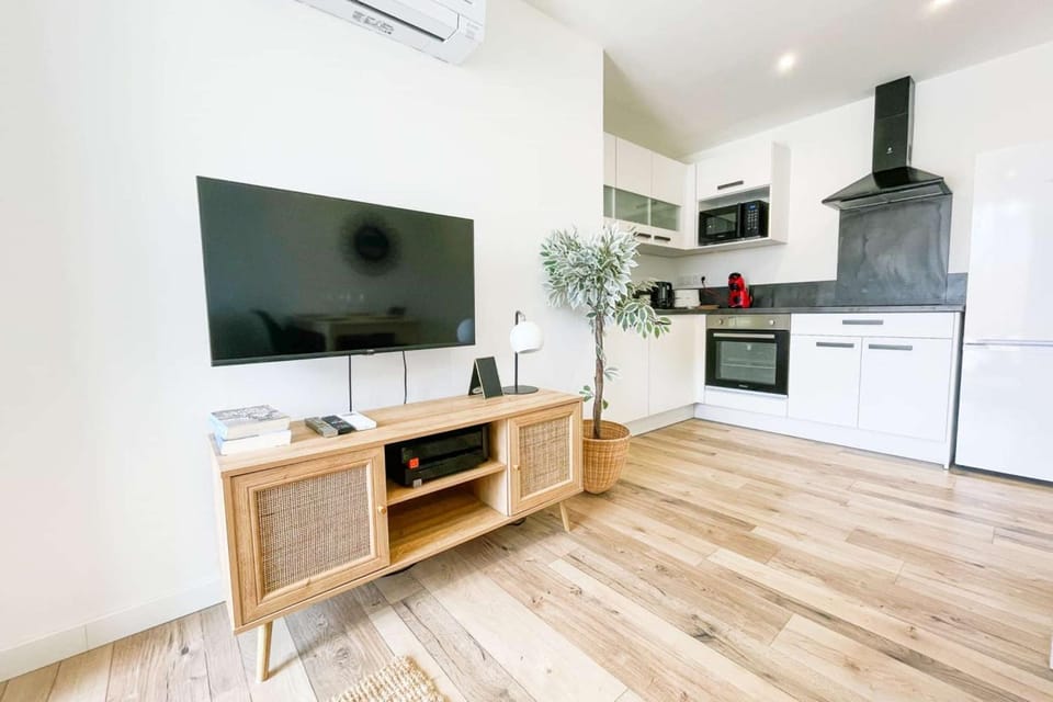 TV and multimedia, Kitchen or kitchenette, Dining area, oven, pet friendly, stove, air conditioner