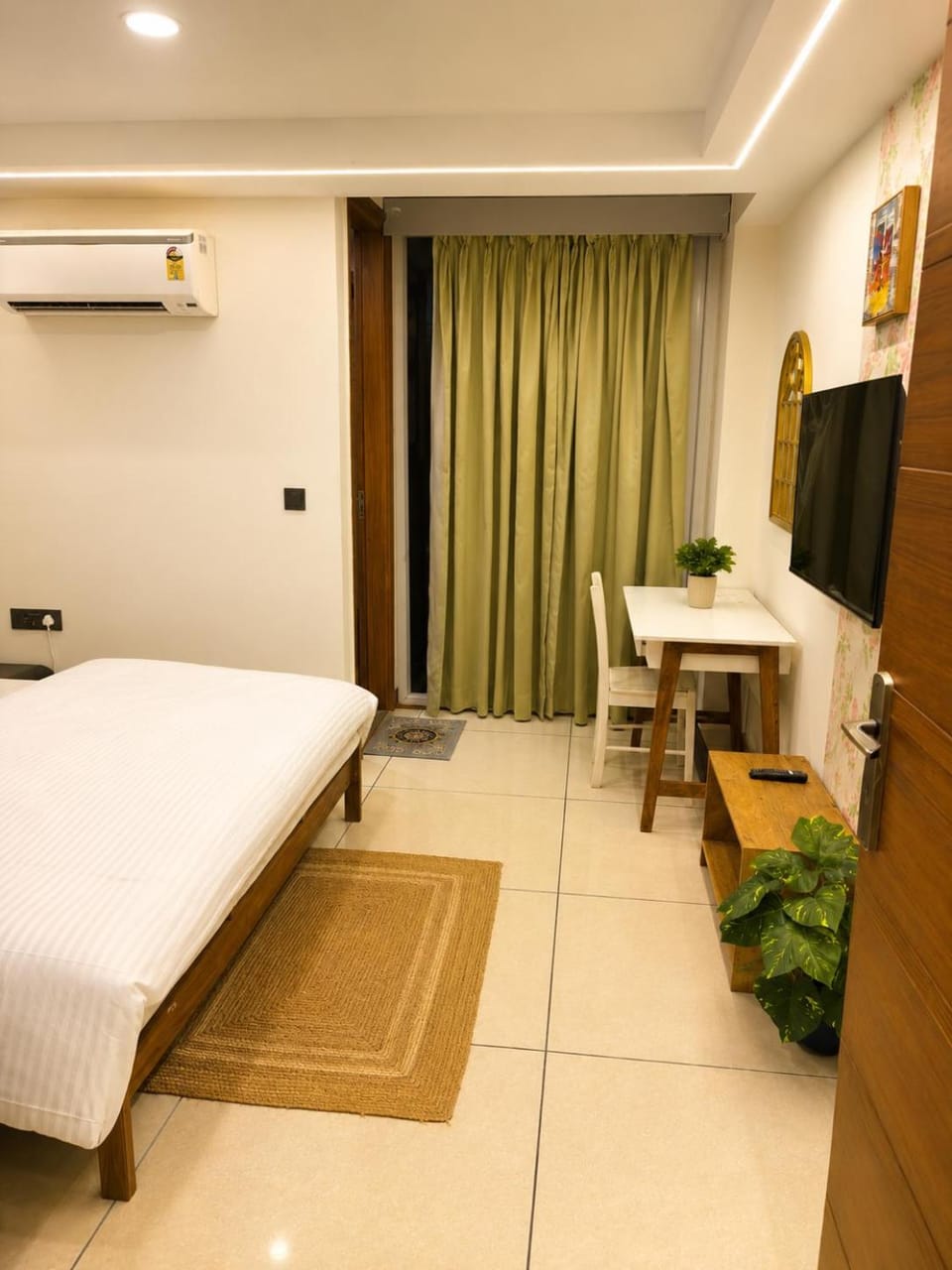 Bed, TV and multimedia, Photo of the whole room, Bedroom, air conditioner