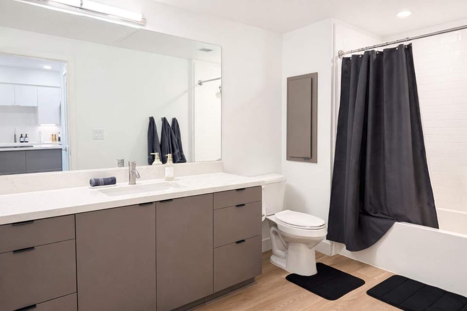 Shower, Toilet, Bathroom, Bath, bidet, towels