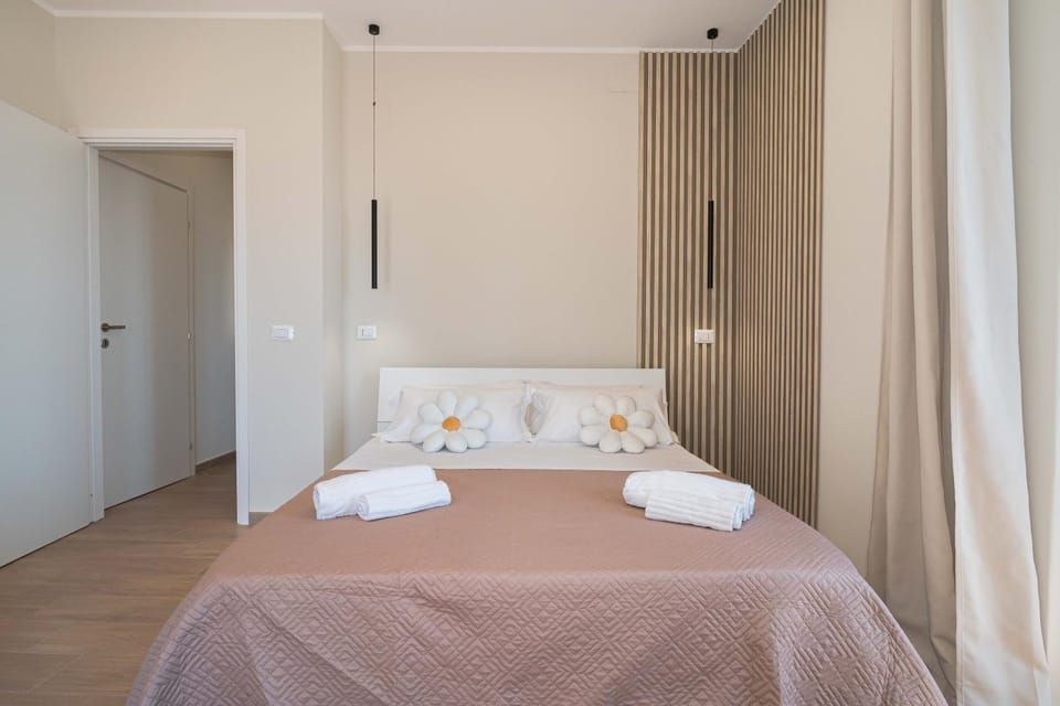 Bed, Bedroom, towels